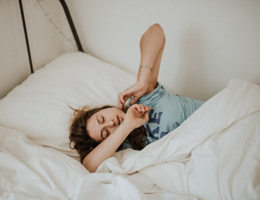 Jeune femme qui s'étire en se réveillant après une bonne nuit de sommeil