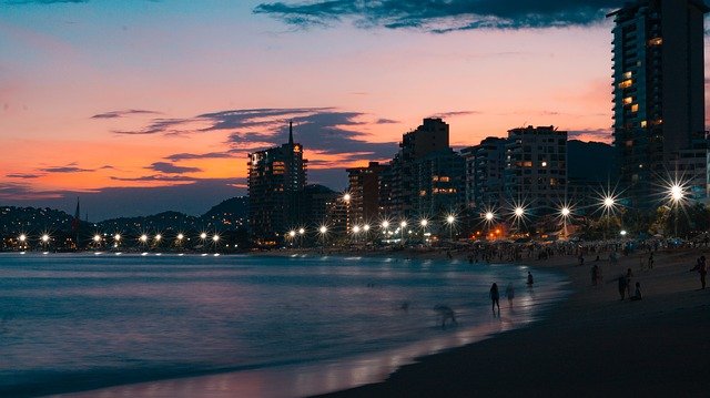 voyage couchée de soleil sur la plage et hôtels