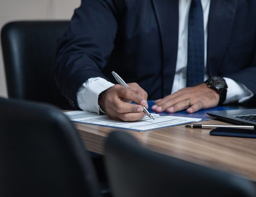 divorce indemnité, avocat qui rempli des papiers