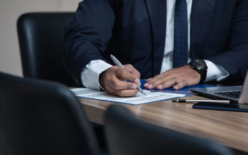 divorce indemnité, avocat qui rempli des papiers