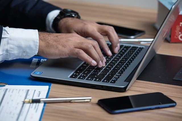 divorce indemnité, homme qui écrit sur son pc 