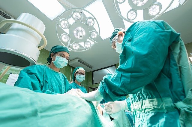 médecins au bloc opératoire