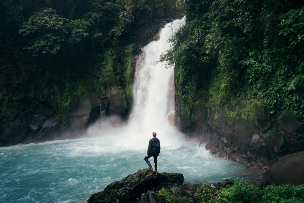 homme devant une cascade