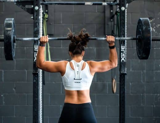 Femme musclée salle de sport