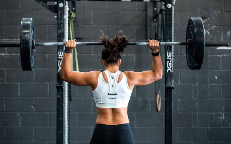 Femme musclée salle de sport